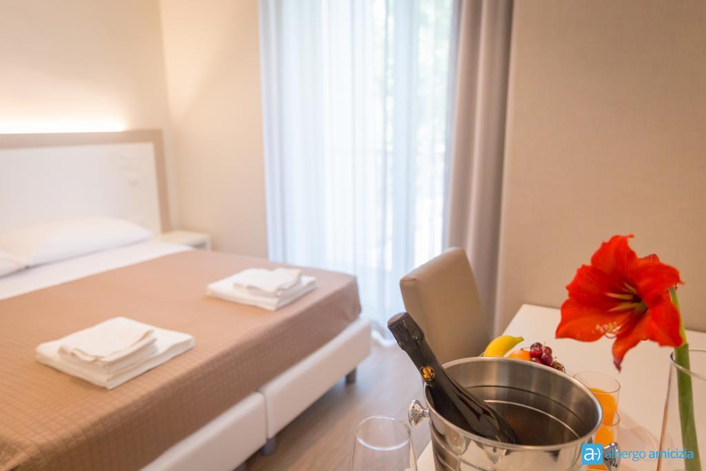Hotel Amicizia Rimini Esterno foto