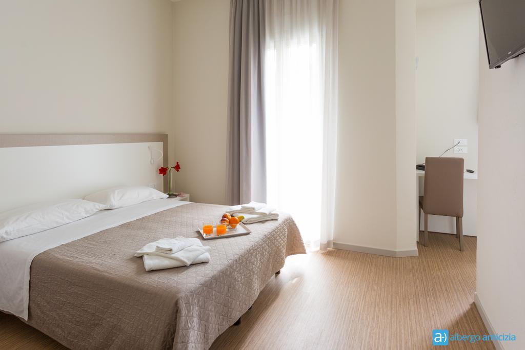 Hotel Amicizia Rimini Esterno foto